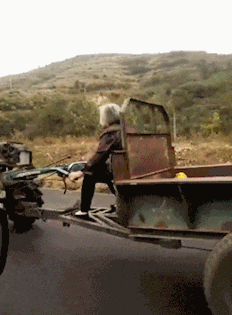 |搞笑GIF图:千万不能和大人一起玩跳跳床,不然就不是卡那了