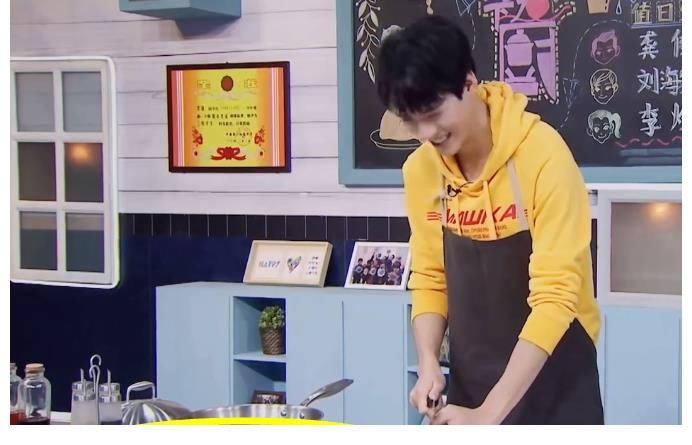 龚俊|网友扒出龚俊早年做菜视频,脸带婴儿肥好青涩,头发浓密羡煞网友