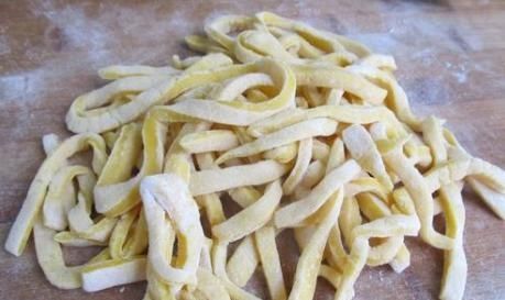 在家自制沙琪玛,1碗面粉3个鸡蛋,一揉一切一炸,香甜蓬松酥脆