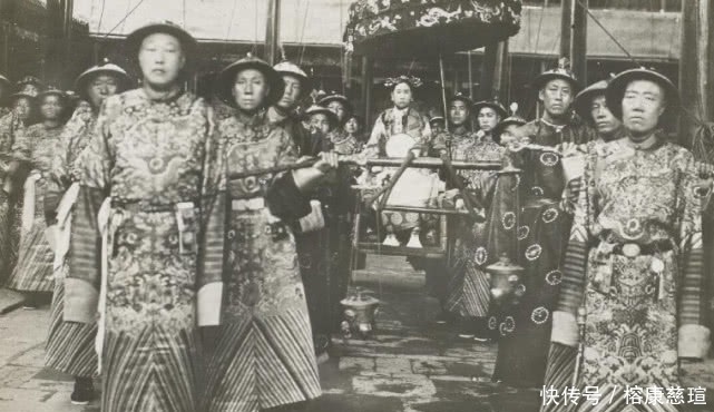 太监|真实的清朝大内侍卫老照片:图2慈禧被偷拍,侍卫太监全在笑!