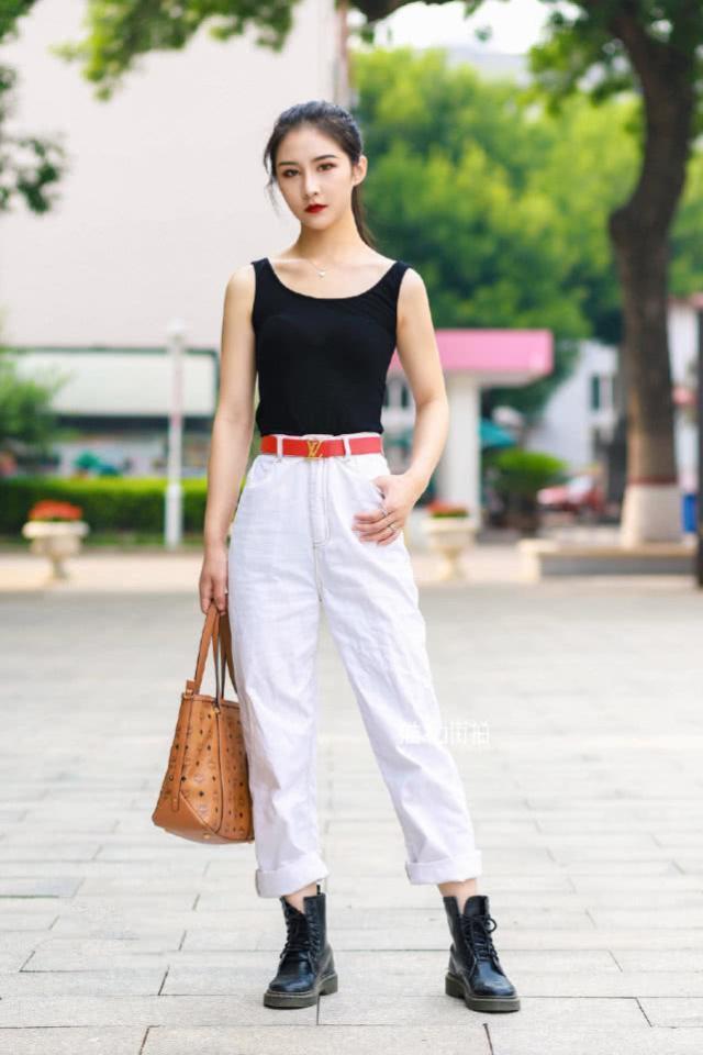 街拍:清爽靓丽的短发美女,穿黑色的吊带连衣裙,时尚大气