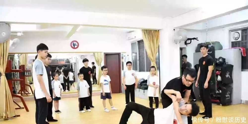 梁挺|叶问徒孙亲自演示:咏春拳真能一个打十个?