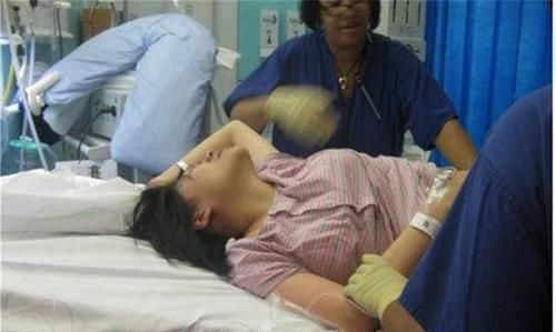 双胞胎|90后孕妈顺产三胞胎，缝合时大喊“还有一个”，把医生都逗笑了