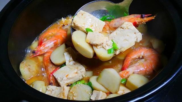 进补|深秋,吃绿叶菜不如吃它,一次囤5斤,随手一炖就很香,吃着舒服