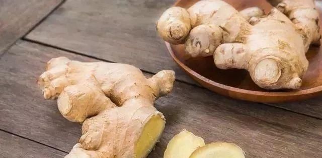 体内湿气|生姜和此物泡水喝,排除体内湿气,头发茂密,面色越来越红润