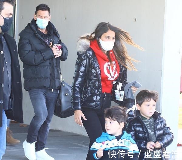 安东内拉|梅西陪着妻儿在家看哈利波特，独自紧靠壁炉烤火，引妻子调侃！
