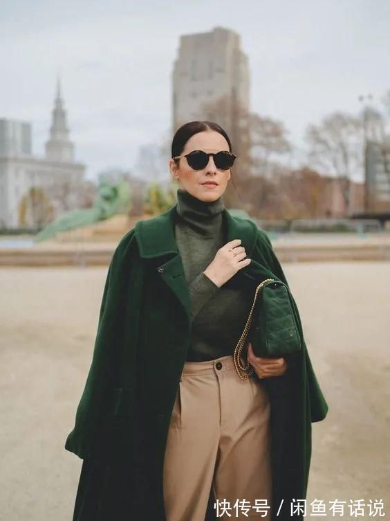 高阶 40岁女人别只会穿“黑白灰”,试试这4组高阶配色,气质更高级