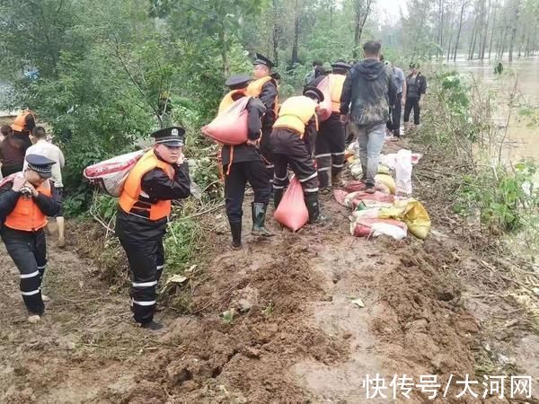 常村镇|洪灾面前，叶县民警无畏风雨挺身而出