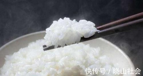 蒸米饭不要只懂加水，牢记2个技巧，蒸出的米饭更好吃，特别实用