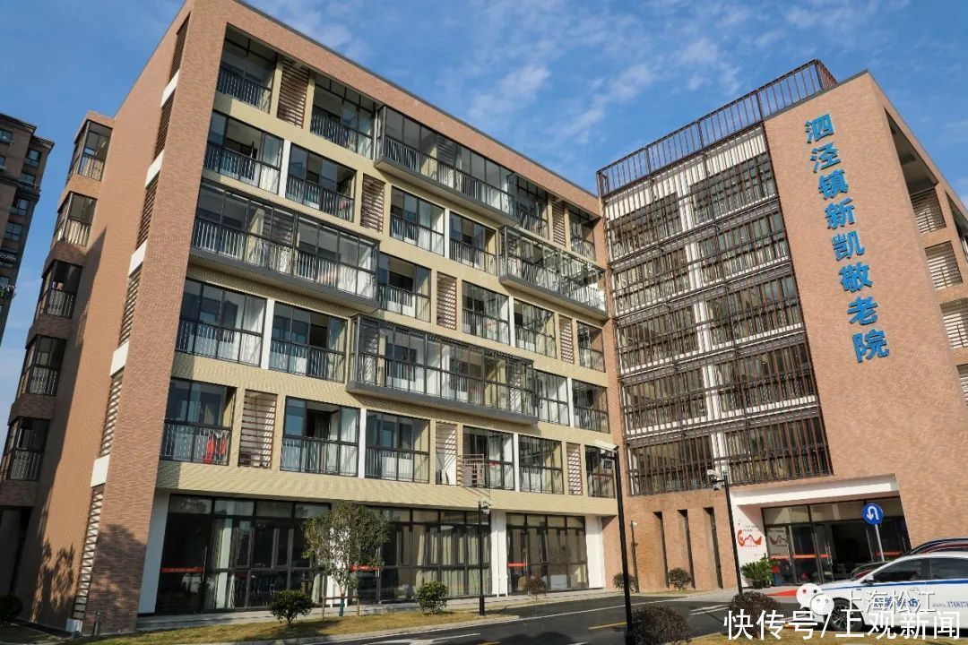 老人们|问诊、看病、买药不用再出门,“5G微诊室”把三甲医院“搬”到了松江这里