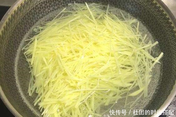 炒土豆丝,醋什么时候放很重要,好多人弄错了,难怪吃着不香不脆