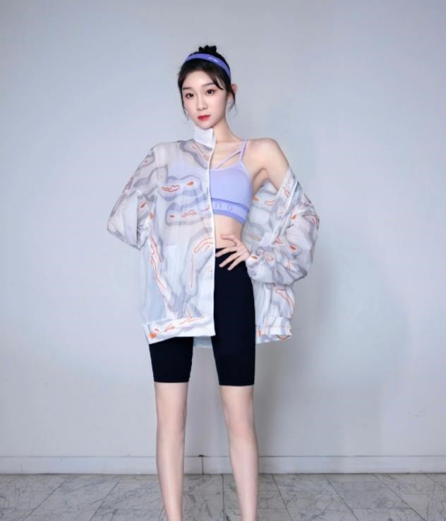 李子璇的“绿茶坐”火了, 看她双腿怎么放, 贼显腿长