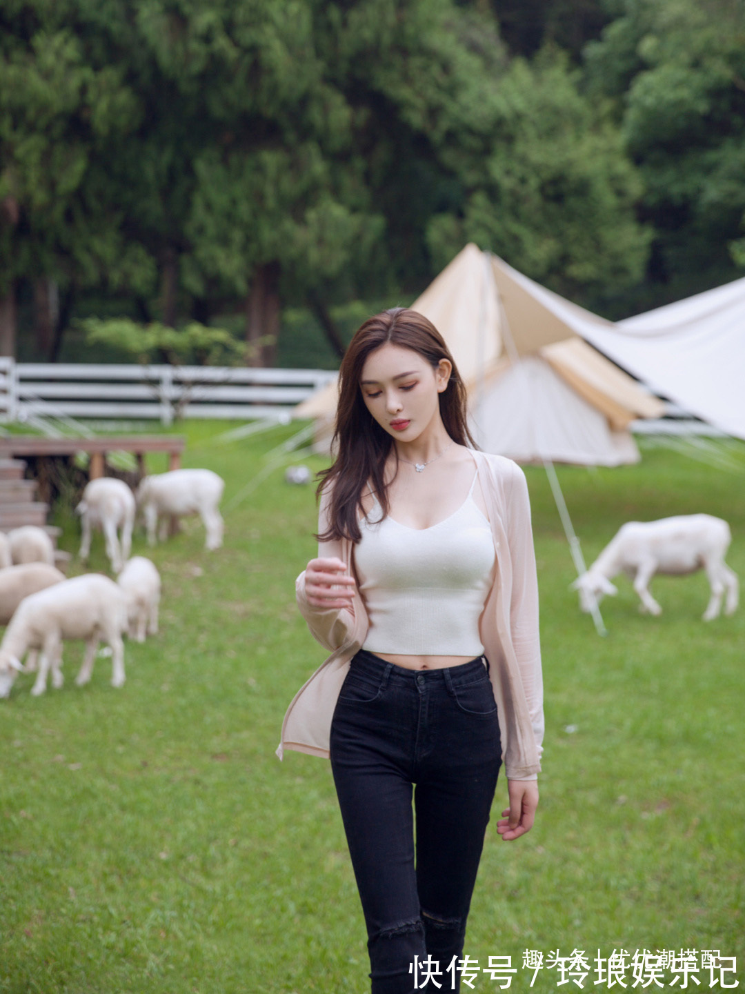 百搭|初夏“吊带衫”这样穿才真美!外搭针织衫实用又百搭,吸睛好养眼
