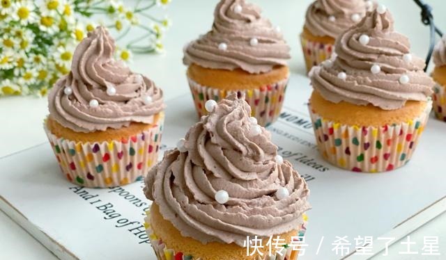 想吃杯子蛋糕不用买,在家轻松做出水光肌小蛋糕,不皱不裂又饱满!