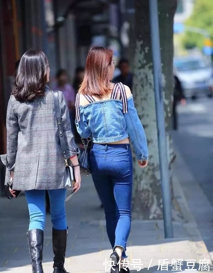 紧身|街拍:女生蓝色紧身搭配,颜值出众!