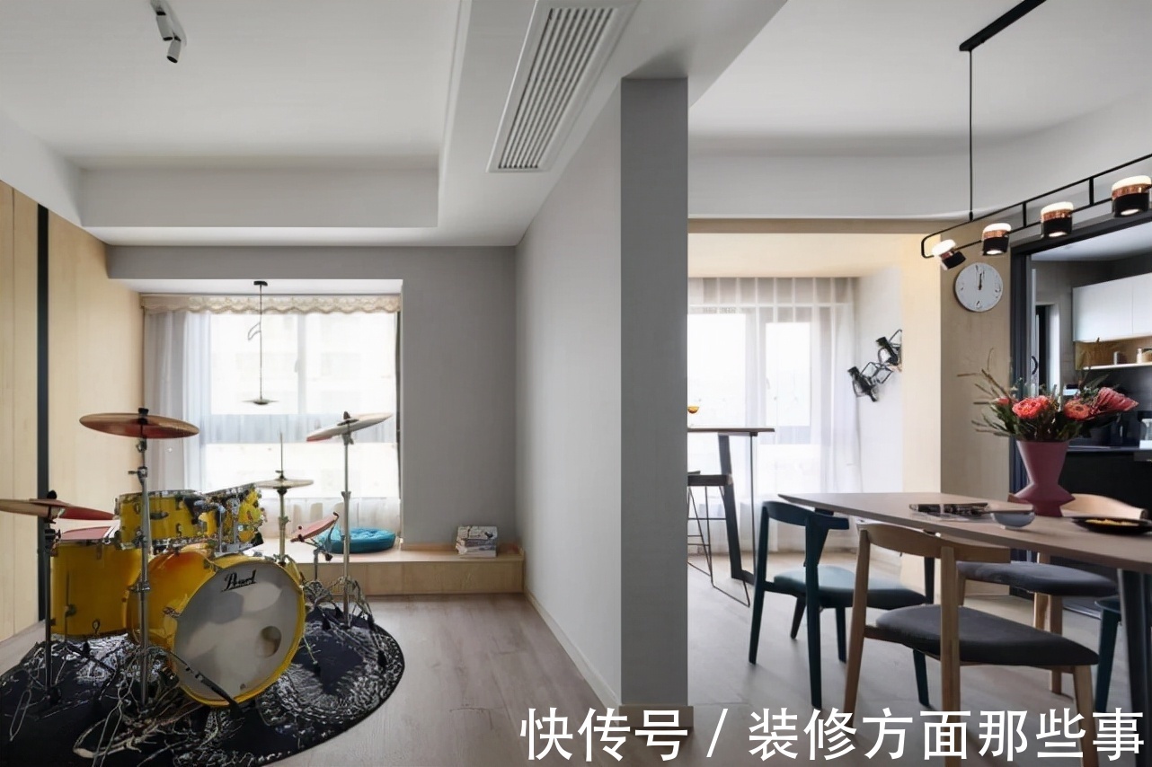 客厅|110平现代简约风三居室,黑色卫生间洗手盆后的墙面太实用了