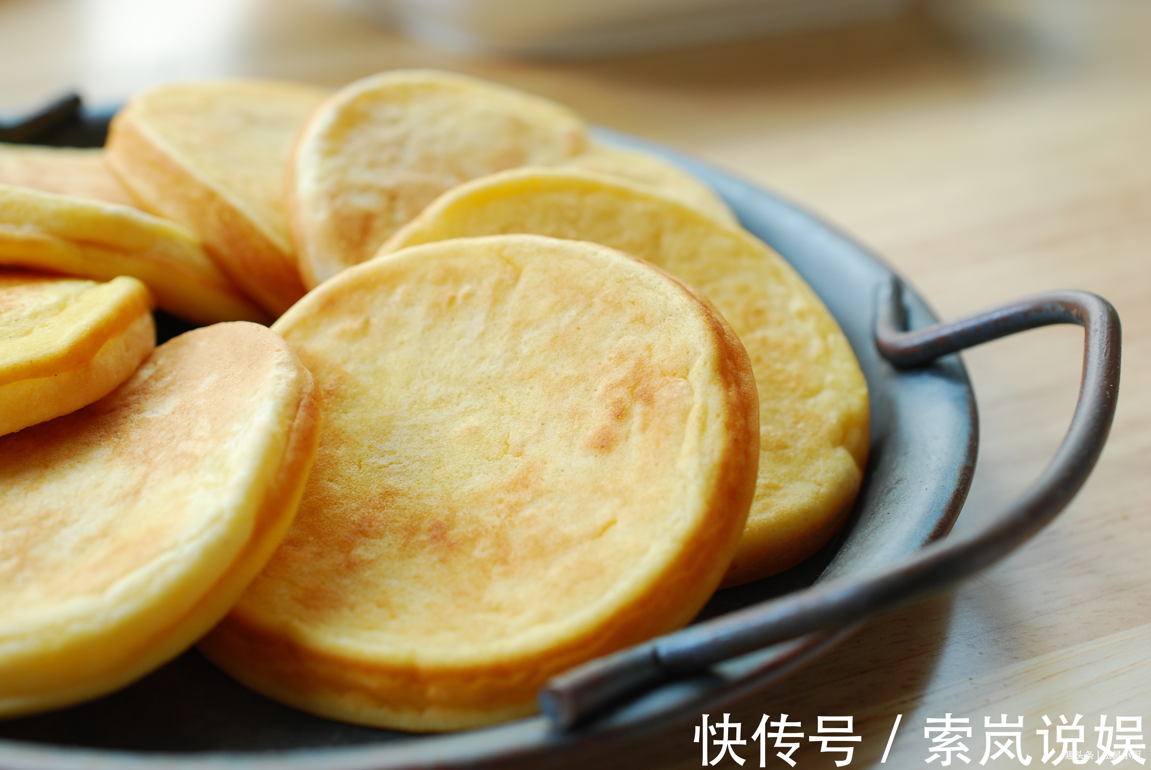 天冷了，用1个鸡蛋2碗面粉做个早餐，孩子特爱吃，脾胃都好了