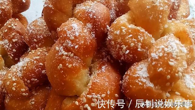 油炸|女儿想吃麻花,自己在家就可以做,淋上蜂蜜,香甜松软,太香了