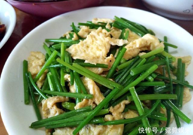 妈妈在我家吃午餐,简单家常,她说家人在一起吃饭就好