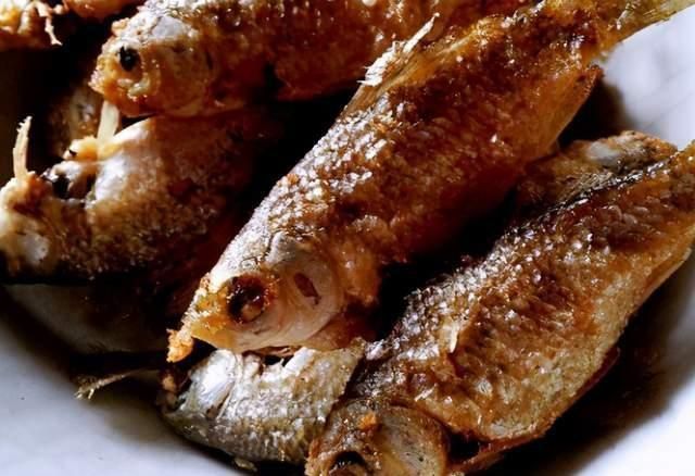 回软|炸小鱼时,有人裹粉有人挂蛋液,大厨:教你正确做法,香酥不回软