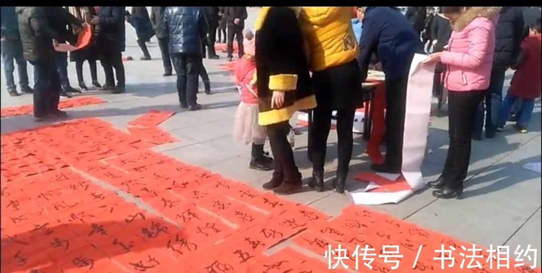 研究生#年味甚浓!书法女研究生街头写春联,遒劲有力,笔笔是功夫!