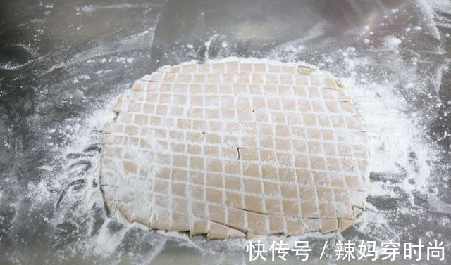 中午和老妈吃的猫耳朵,金灿灿又香又软特入味,没忍住吃了一大碗!