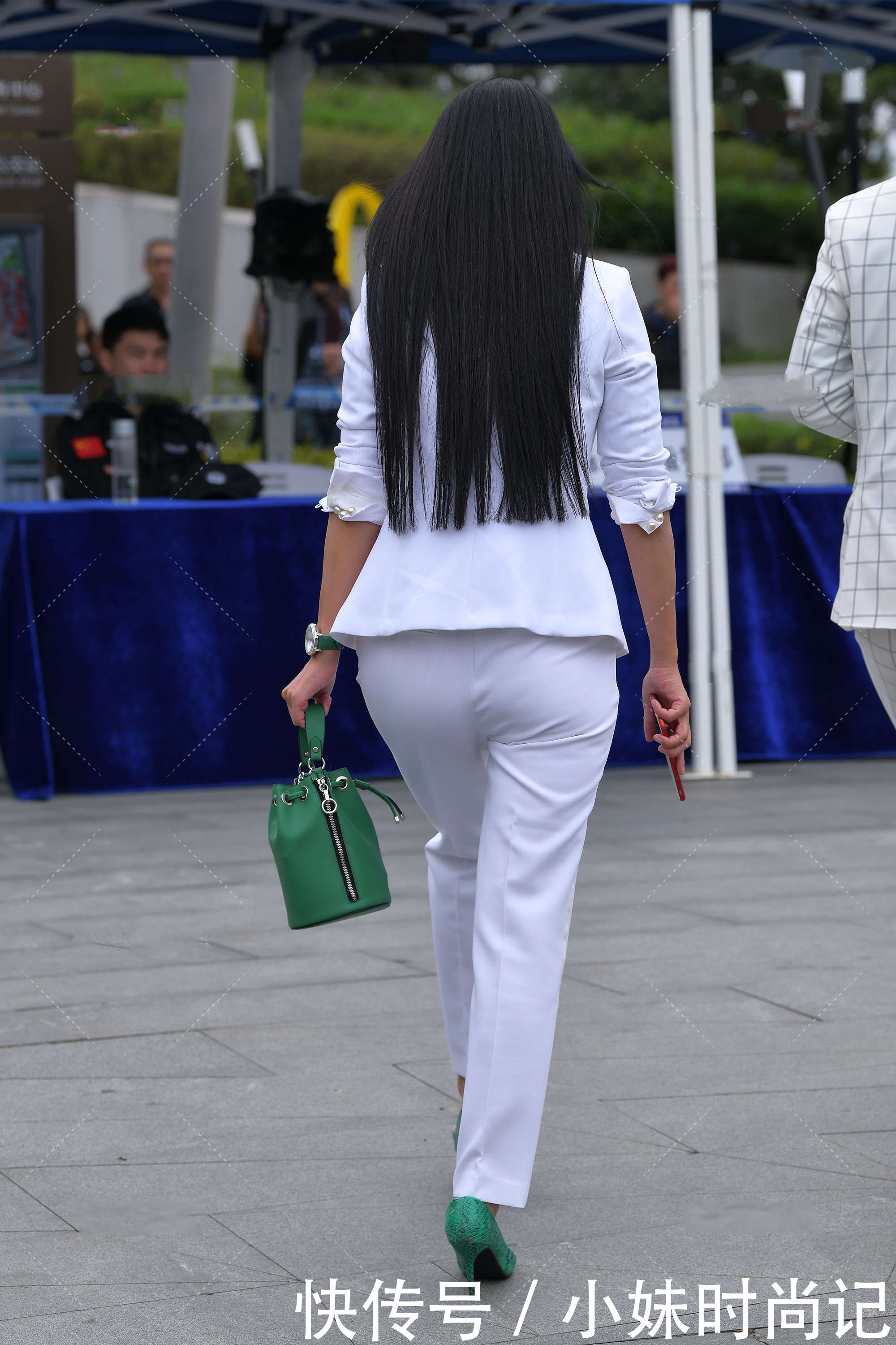 街拍:白色西装很休闲, 搭配黑色墨镜也能穿出帅气范儿