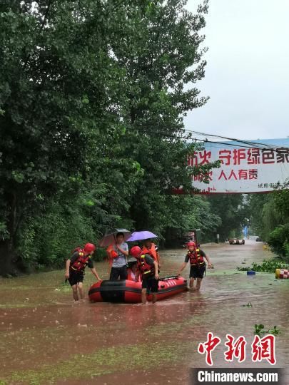 橡皮艇|四川达州强降雨致洪涝灾害：救援人员救出被困民众