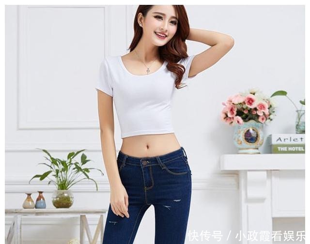 紧身|小姐姐穿上牛仔裤，展现美女简约时尚的姿态，美出新高度！