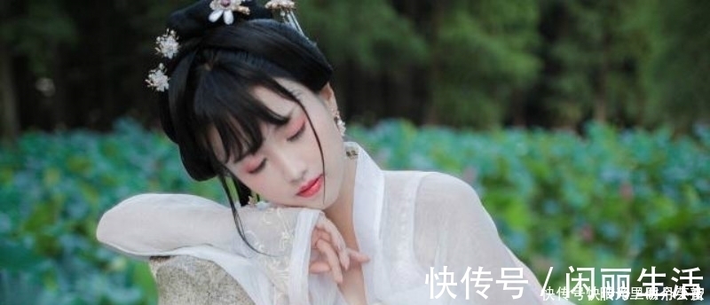 采莲曲#白居易看到采莲女害羞,当即写下一首诗,通篇描写得生动有趣!