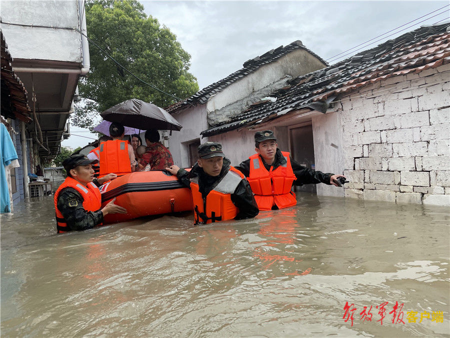 官兵|暴雨引发严重内涝，武警官兵3小时救出11名被困群众