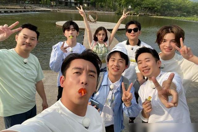 邓超退出《跑男》是明智之举看看李晨的处境，佩服他的先见之明