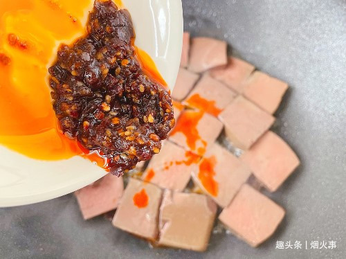鸭血别只涮火锅两分钟教你韭菜烧鸭血，3块钱炒一盘，美味又下饭