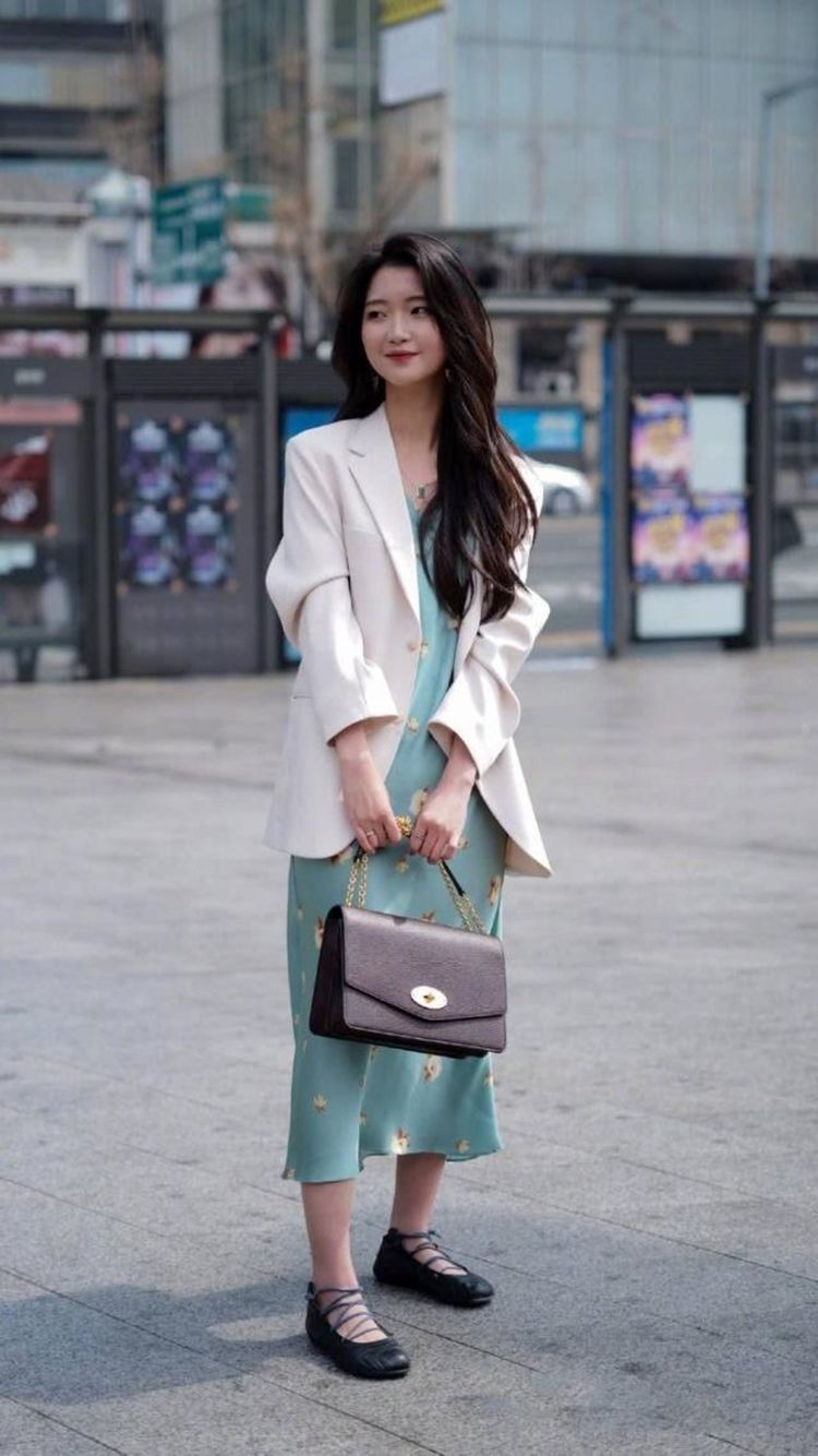 抹胸|街拍:精致黑色抹胸背心,巧妙搭配白色超短裤,尽显优雅迷人气质