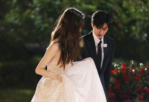 观众|蔡徐坤带球跑被邓紫棋撕名牌,baby极力帮忙,动作却令观众无法接受