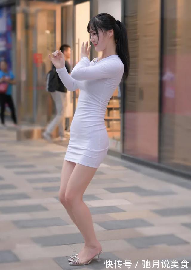 斜肩款 为了时尚就要“毁衣”吗美女把圆领硬拉成斜肩款,迷人指数暴涨