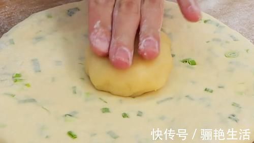 面团|面粉不要蒸馒头了,加一把小葱进去,一次做18个,家人都爱吃