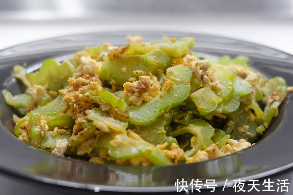 窍门|炒苦瓜需要焯水吗牢记2个窍门，苦瓜不苦不涩，翠绿不发黄