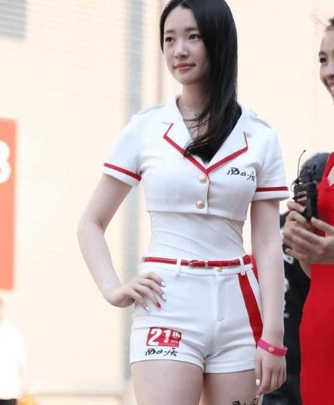 街拍小姐姐紧身短裤很薄,夏季搭配凉爽透气