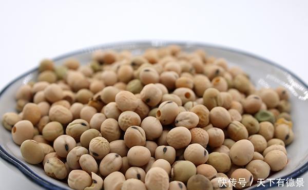 骨质疏松|老年人容易骨质疏松，想要强健骨骼，哪些食物适合多吃？