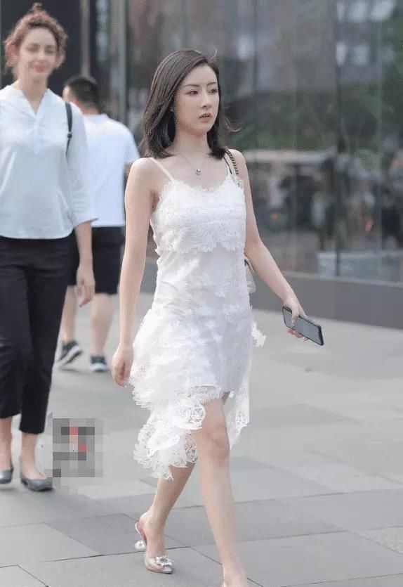 与众不同的白色吊带裙,别具一格的高跟鞋