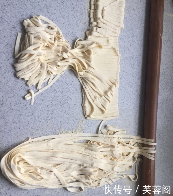 手擀面一煮就断?原来是这两步出错了,教你正确做法,劲道爽滑