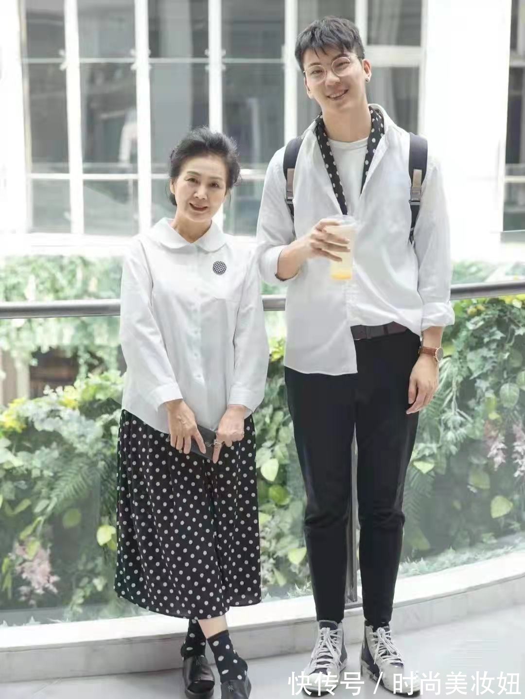 西部牛仔|60岁的女人,上衣+半身裙怎么搭才时髦?教你4组百搭公式,美又嫩