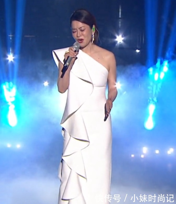 小蛮腰|毛阿敏58岁仍然“风华绝代”,穿白色斜肩礼裙优雅大气,气质绝了