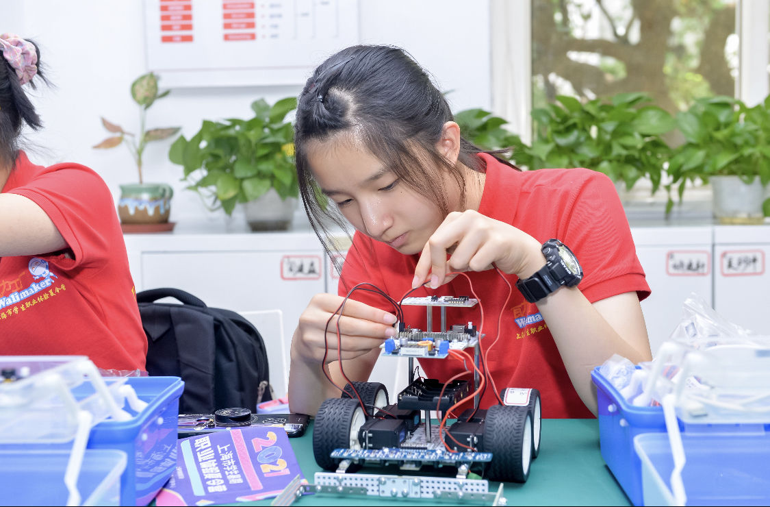 上海信息技术学校|电竞赛事主播、AI机器人设计师……暑假里，申城万名中小学生走入职业体验夏令营，与前沿科技亲密接触