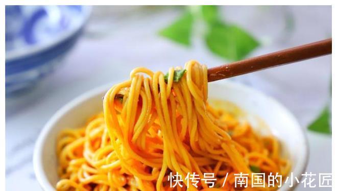 夏天|夏天,就爱这碗凉拌面,鲜香开胃,5分钟上桌,好吃到舔碗底