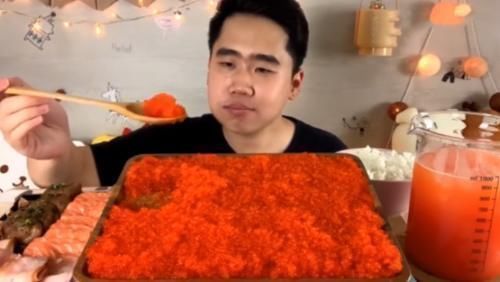 奢侈|大胃王吃1盘“鱼籽”,粉丝说他穷,看清后,网友这也太奢侈了