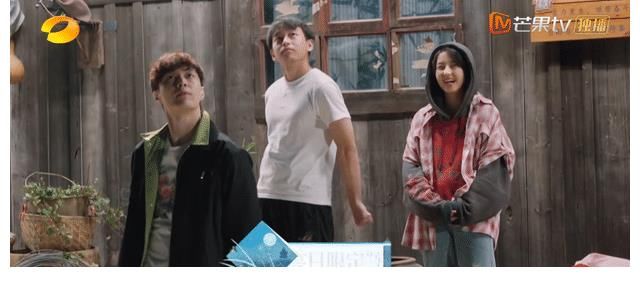 何炅|何炅曝张艺兴上《向往》自带造型师，不愿穿雨鞋下地，理由超搞笑