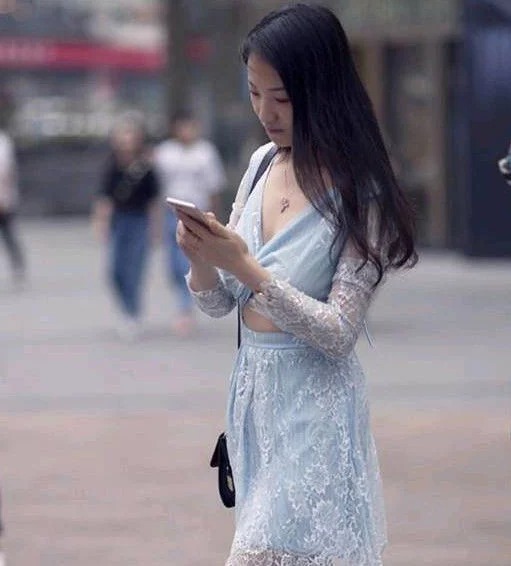 美女|街拍:美女白色阔腿裤套装,长发披肩展现温婉气质,绰约多姿