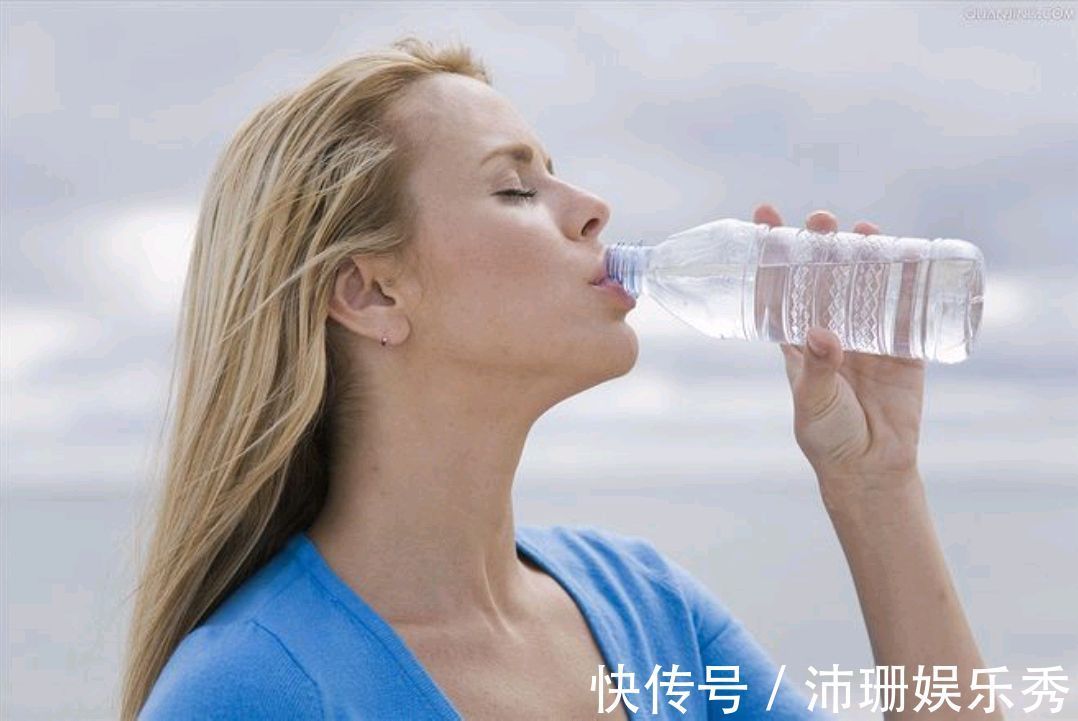 肌肤 5个“懒女人”的护肤方法,45岁以上的女性可多用,方便效果也好